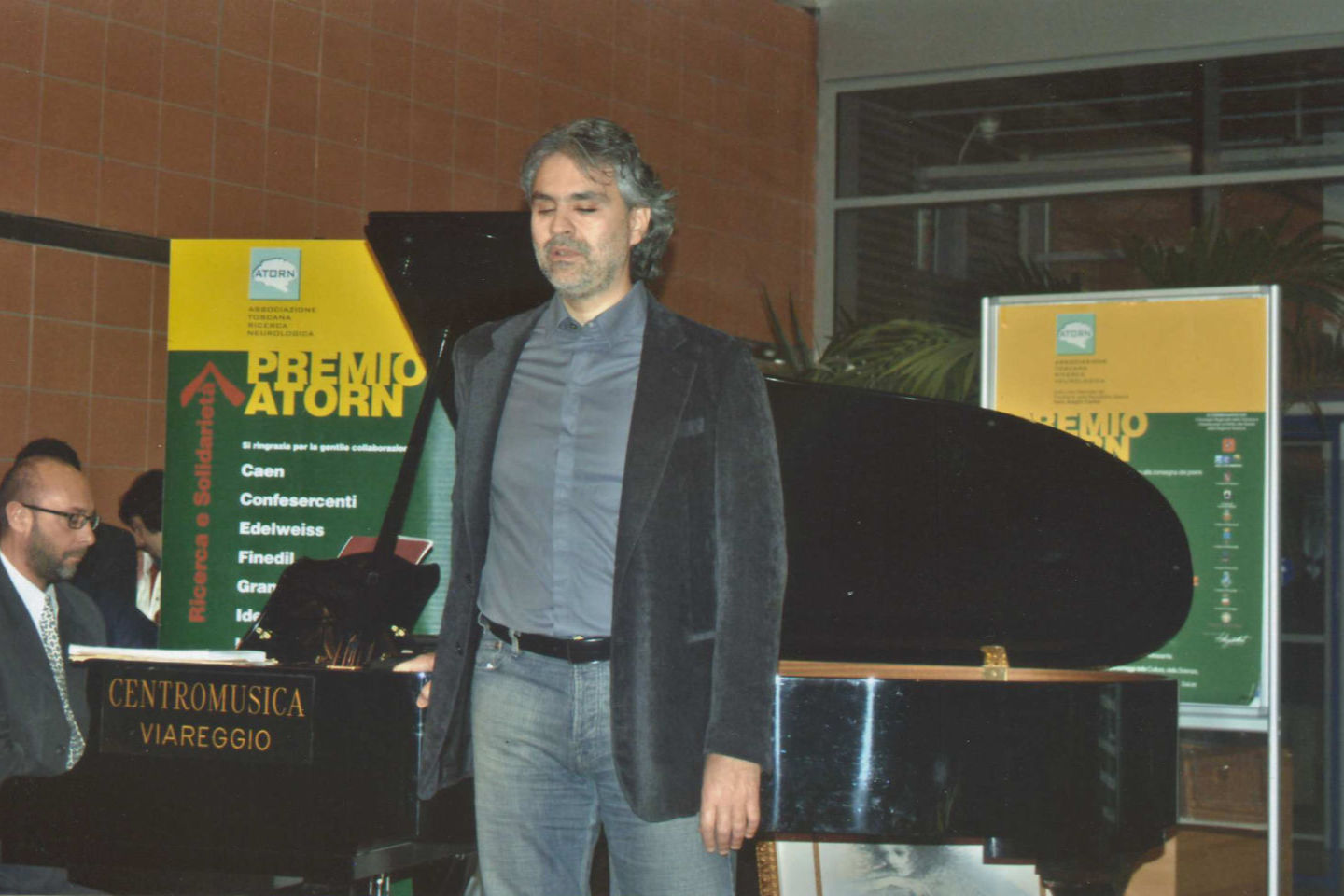 Andrea Bocelli canta durante la premiazione