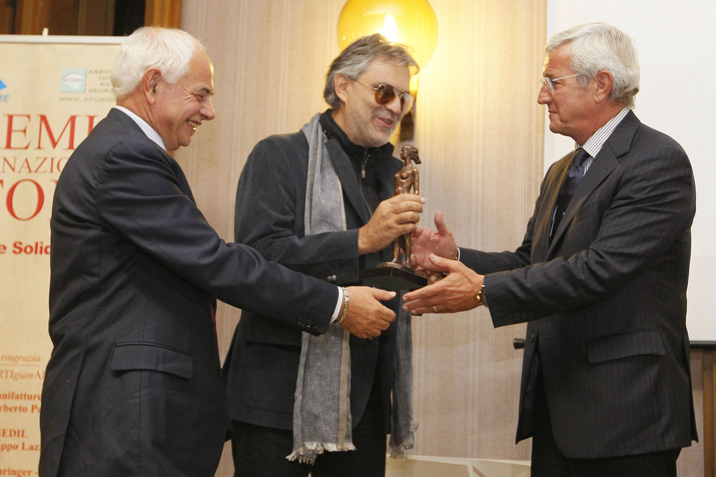 Marcello Lippi riceve il premio da Andrea Bocelli