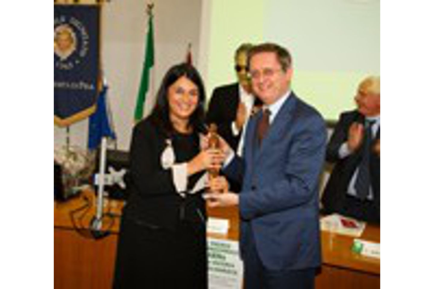 Filippeschi consegna il premio a Laura Biancalani
