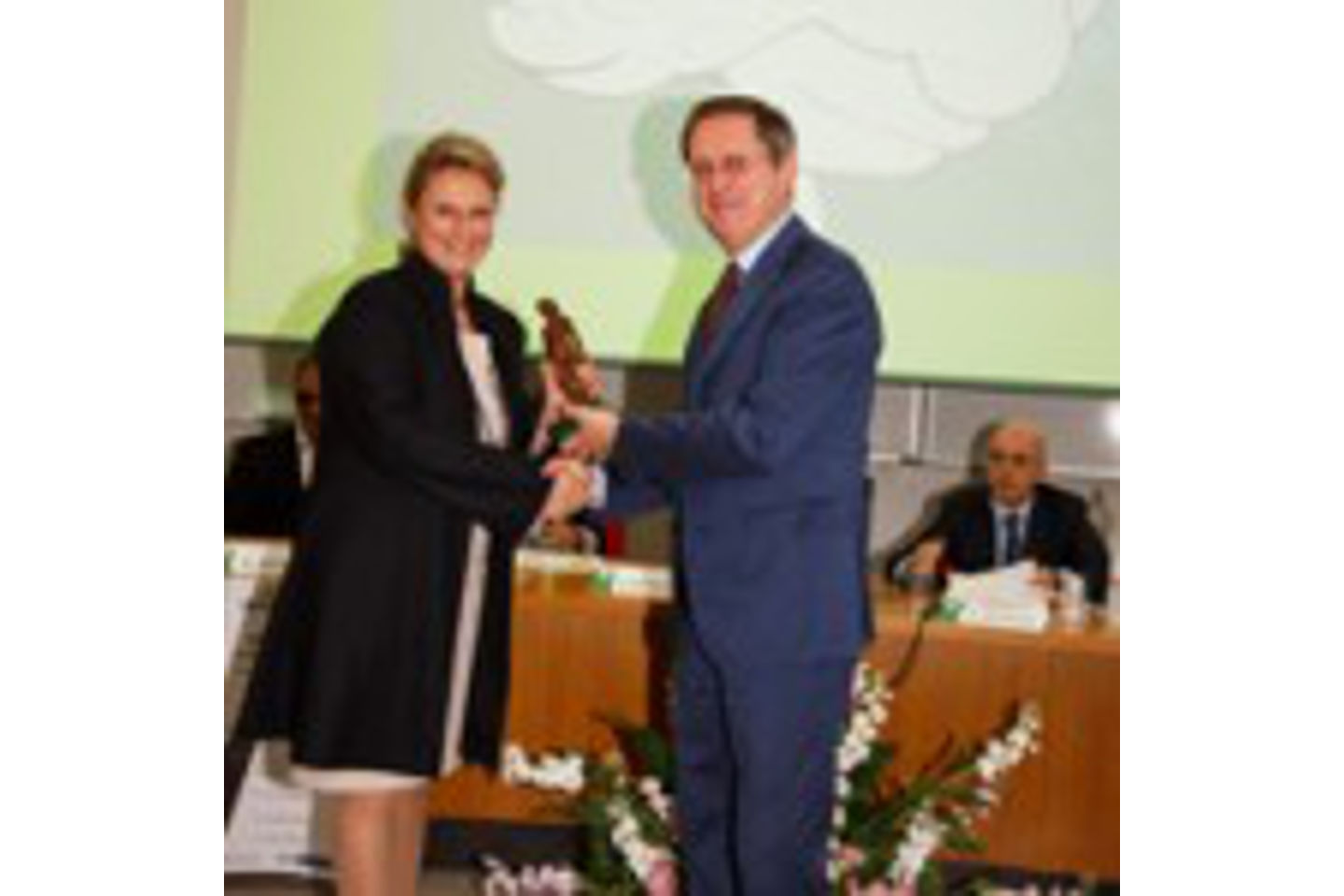 Filippeschi consegna il premio a Elena Zambon