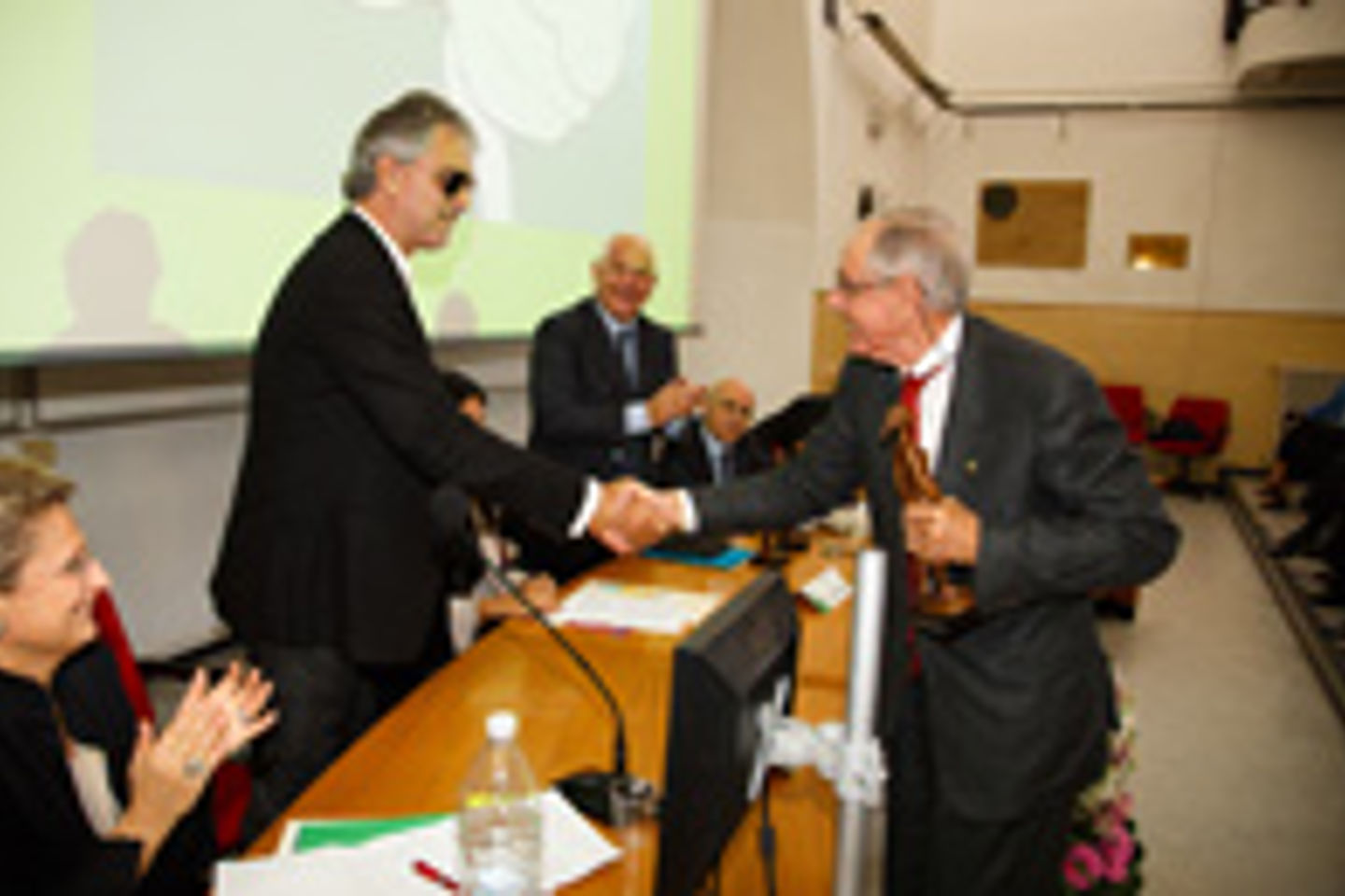 Andrea Bocelli consegna il premio a Lamberto Maffei