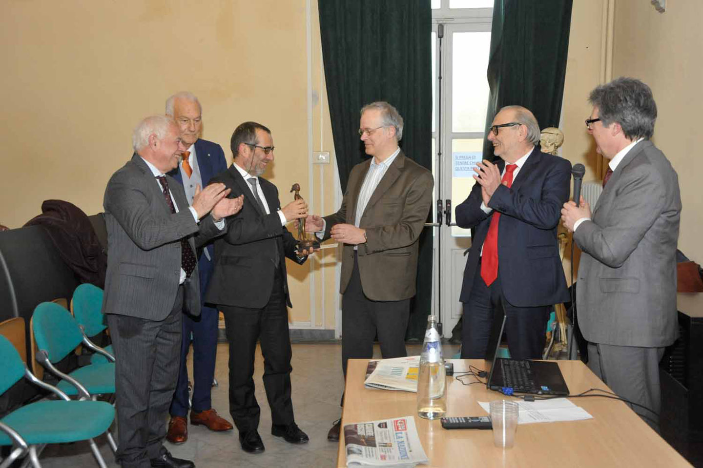 Mencarelli consegna il premio a Fabrizio Benedetti