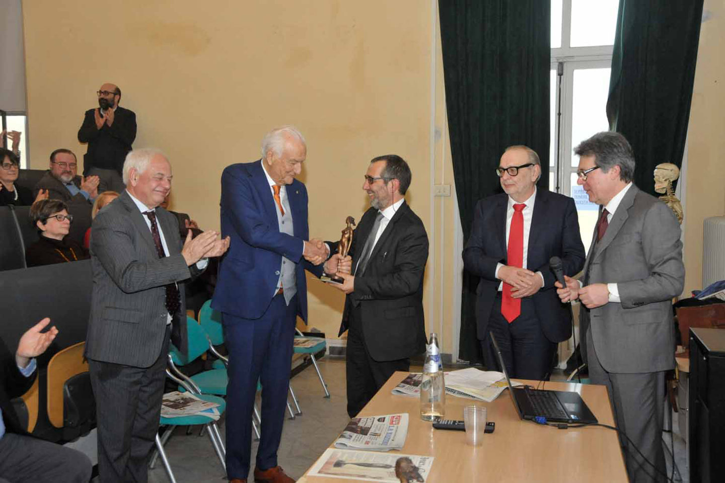 Mencarelli consegna il premio a Paolo Fresco